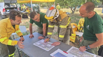 Antonio Sánchez, bombero del INFOCA, en el puesto de mando de León