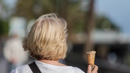 Mujer con un helado
