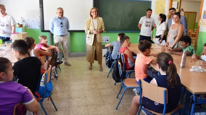 La delegada territorial de la Consejería de Inclusión Social, Juventud, Familias e Igualdad de la Junta en Granada, Matilde Ortiz, visita una escuela de verano de la provincia