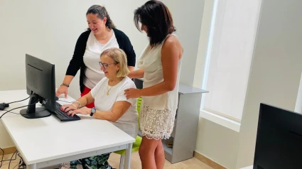 Monitores impartiendo talleres de informática a mayores de 65 años