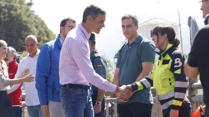El presidente del Gobierno saluda a Barcones en su visita a los incendios de Asturias