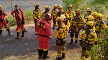 Los servicios de emergencia avanzan en León y poco a poco van extinguiendo los incendios de la provincia