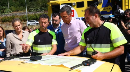 Pedro Sánchez asiste a las explicaciones de los bomberos de Asturias sobre los incendios