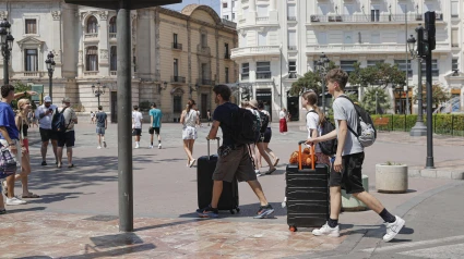 Turistas con maletas