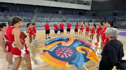 Imagen del equipo sub16 antes del comienzo del Eurobasket