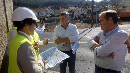 Además de Menéndez, en la visita de las obras estuvo el alcalde de Neda, Ángel Albariño