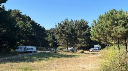 Los vehículos estacionados en las zonas no habilitadas de Doniños este sábado