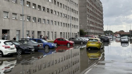 Pasadizos y carreteras anegadas e inservibles en la localidad de Maliaño, en Camargo (Cantabria)