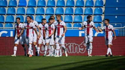 Imagen de la celebración del gol de Enrich al Mirandés
