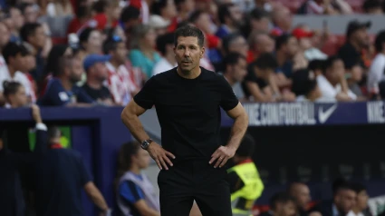 El entrenador del Atlético de Madrid, Diego Simeone, durante el partido de fútbol de LaLiga EA Sports que Atlético de Madrid y Elche CF disputan este sábado en el estadio Metropolitano.