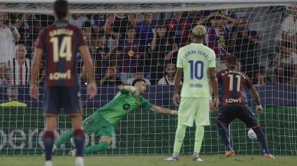 Morales, marcando el penalti durante el Levante-Barcelona
