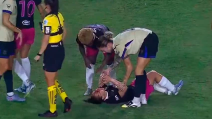 La futbolista del Barcelona se interesa por su rival tras el golpe.