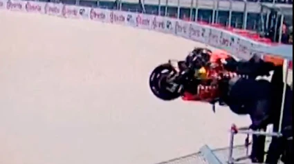 La moto de Pedro Acosta se elevó varios metros y estuvo cerca de golpear a un camarógrafo.