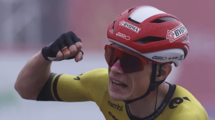 El ciclista danés celebra su victoria en la segunda etapa que le da el liderato de la prueba.