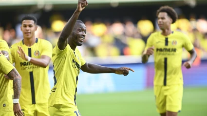 El delantero marfileño del Villarreal Nicolas Pepe (c) celebra el primer gol de su equipo durante el partido de LaLiga entre el Villarreal y el Girona, este domingo en el estadio de la Cerámica. EFE/ Andreu Esteban