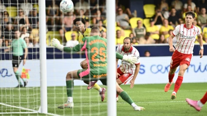 El centrocampista canadiense del Villarreal Tachon Buchanan (detrás, i) se dispone a marcar el segundo gol de su equipo durante el partido de LaLiga entre el Villarreal y el Girona, este domingo en el estadio de la Cerámica. EFE/ Andreu Esteban