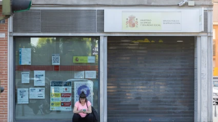 Una persona espera a que abra una oficina del SEPE, a 4 de agosto de 2025, en Madrid