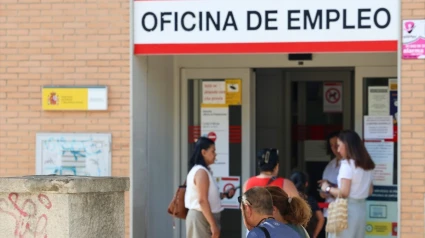 Varias personas entran a una oficina del SEPE
