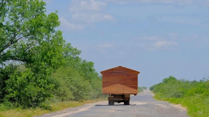 Casa prefabricada moviéndose en un camión