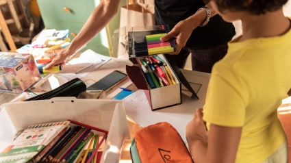 Una familia prepara el material escolar en su casa de Cangas