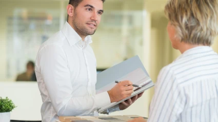 Empleado de oficina hablando con su jefe