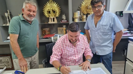 Enrique Trujillo, Herman Mayor de la Lanzada, firma el contrato con los orfebres Borre y Fernández