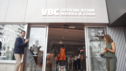 Enric Carbonell y Amparo Roig dan por ianugurada la nueva tienda de Valencia Basket en el Roig Arena