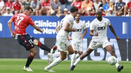 Budimir en una acción en el Osasuna - Valencia