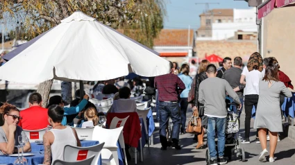 Varias personas pasean por las calles de El Palmar, Valencia