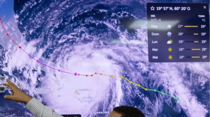 Un meteorólogo analiza el paso de Erin por el océano Atlántico