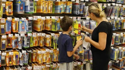 Una madre y su hijo comprando material escolar en un centro comercial