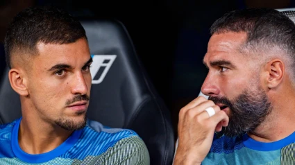 Daniel Carvajal del Real Madrid (D) habla con Dani Ceballos del Real Madrid (I) durante el partido de fútbol de LaLiga EA Sports entre el Real Madrid CF y el CA Osasuna en el Estadio Santiago Bernabéu.