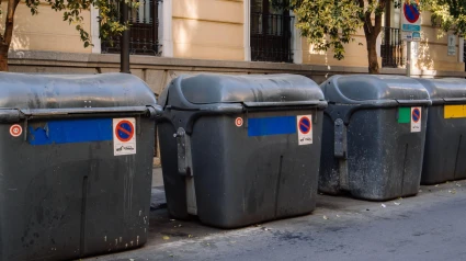 Contenedores llenos de basura en las calles de la ciudad de Madrid
