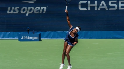 Venus Williams (EE. UU.) compitiendo en la primera ronda de dobles mixtos del Abierto de Estados Unidos de 2025