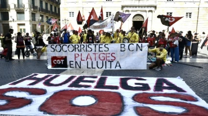 Socorristas de Barcelona durante una manifestación, a 22 de agosto de 2025, en Barcelona, Catalunya (España). El colectivo de socorristas empezó una huelga indefinida el pasado 1 de agosto para denunciar la “precariedad absoluta” que afecta a socorristas, técnicos sanitarios, enfermeros, tripulantes y patrones de embarcación y para exigir soluciones al Ayuntamiento de Barcelona. Hoy, 22 días después, vuelven a salir a la calle convocados por CGT ante la inacción del gobierno de Collboni para seguir luchando por un servicio público de socorrismo “digno, seguro y de calidad”.