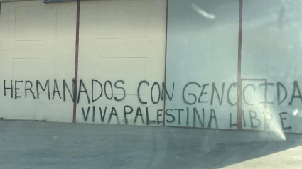 El alcalde de Castrillo Mota de Judíos, Lorenzo Rodríguez, condena las pinturas antisemitas y contra el pueblo. BURGOS, 26 (EUROPA PRESS) El alcalde de Castrillo Mota de Judíos (Burgos), Lorenzo Rodríguez, ha condenado las pinturas antisemitas y contra el pueblo aparecidas esta noche dos naves de la localidad y en el cartel de entrada al pueblo. Las pintadas han atentado "contra patrimonio personal de varios vecinos de Castrillo", ha detallado el regidor. Estas naves han aparecido vandalizadas por "personas desconocidas "que han pintado 'Hermanados con genocidas; viva Palestina libre'. Lorenzo Rodríguez ha condenado la proliferación de pinturas vandálicas e insultantes y acudirá a la Guardia Civil para denunciar unos hechos que, según censura, "buscan hacer daño a particulares" que tienen que "pagar de su bolsillo el vandalismo". Ha calificado además lo ocurrido como una "falta de respeto" hacia la gente del pueblo, que "es pacífica", al tiempo que ha subrayado que si estas personas quieren hacer una manifestación con pancartas, "pueden hacerlo en la plaza del pueblo", sin perjudicar con pintadas a los vecinos del municipio. En total, han sido dos naves, una de las cuales era nueva, y también el cartel de entrada a la localidad, en la que se anuncia el hermanamiento con una localidad israelí. Rodríguez ha precisado que desde el punto de vista personal y como regidor condena "toda clase de guerras" pero que no se puede permitir la actuación "de esta gente, una actuación vil que viene a hacer daño a gente", a la vez que ha abogado por defender los ideales pero sin acciones de odio. CASTILLA Y LEÓN ESPAÑA EUROPA BURGOS SOCIEDADLORENZO RODRÍGUEZ