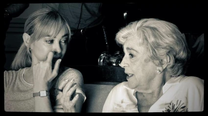 Marta Hazas con Carmen Maura blanco y negro
