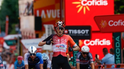 Ben Turner celebra su victoria en la cuarta etapa de la Vuelta Ciclista a España