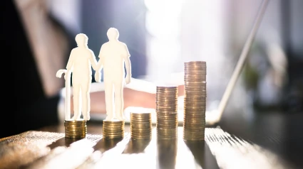 Figuras de una pareja mayor sobre muchas monedas