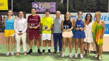 Ganadores, autoridades y organizadores posan en la foto de familia
