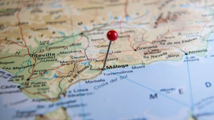 Chincheta en el mapa señalando la ciudad de Málaga