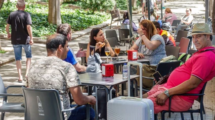 Personas toman una cerveza en una terraza de un bar de Barcelona
