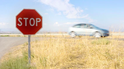 Un coche pasa frente a una señal de STOP en España