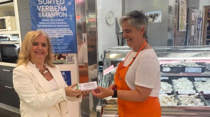 La edil Rosa Martínez, a la izquierda, en el Mercado de A Magdalena