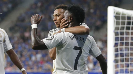 Los delanteros del Real Madrid Vinicius Junior  y Kylian Mbappé celebran uno de los goles, durante el partido de LaLiga de fútbol que Real Oviedo y Real Madrid