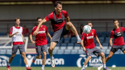 Ante Budimir en una acción del entrenamiento de Osasuna en Tajonar