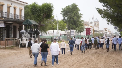 (Foto de ARCHIVO)Detalle de la salida de la Virgen del Rocío por las calles de la Aldea, a 9 de junio de 2025 en Huelva (Andalucía, España). El milagro volvió a suceder, el Lunes de Penteconstés, los almonteños saltaron la reja para sacar en procesión por las calles de la Aldea a la Virgen del Rocío.Joaquin Corchero / Europa Press09/6/2025