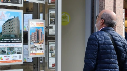 Un hombre consulta los anuncios de una inmobiliaria en Oviedo