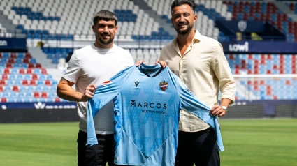 Ryan, portero del Levante UD, junto al secretario técnico