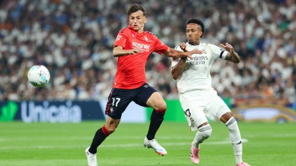 Budimir disputa un balón con Militao en una acción del Real Madrid - Osasuna en el Bernabéu